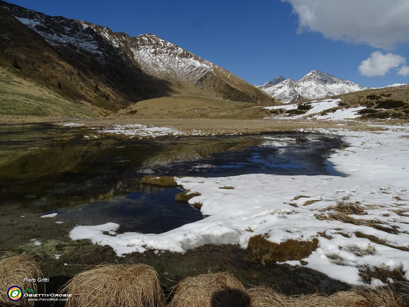 61 Ecco un bel laghetto in avanzato disgelo con pascoli che stanno rinverdendo cosparsi di Crocus vernus .JPG